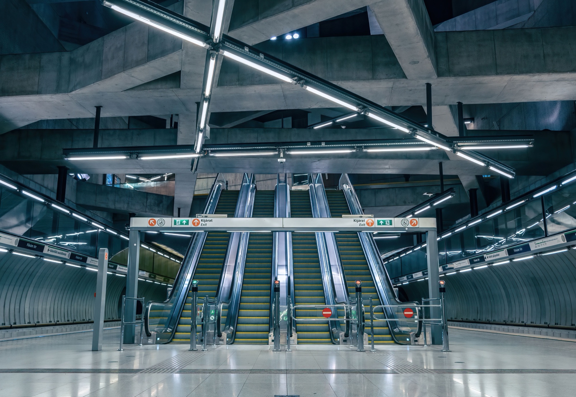 Station platforms and passenger circulation
